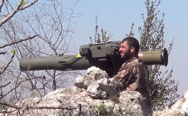 Un rebel sirian se pregăteşte să tragă cu un lansator anti-tanc BGM-71 TOW. Siria.