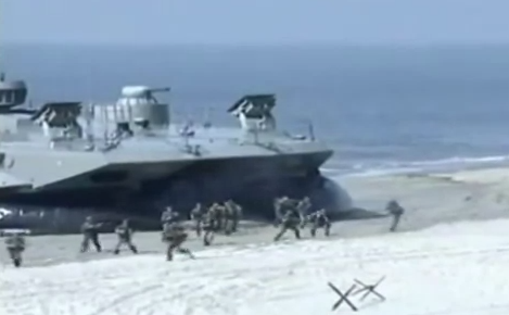 Un exerciţiu militar cu debarcare de pe amfibianul masiv clasa Zubr.
