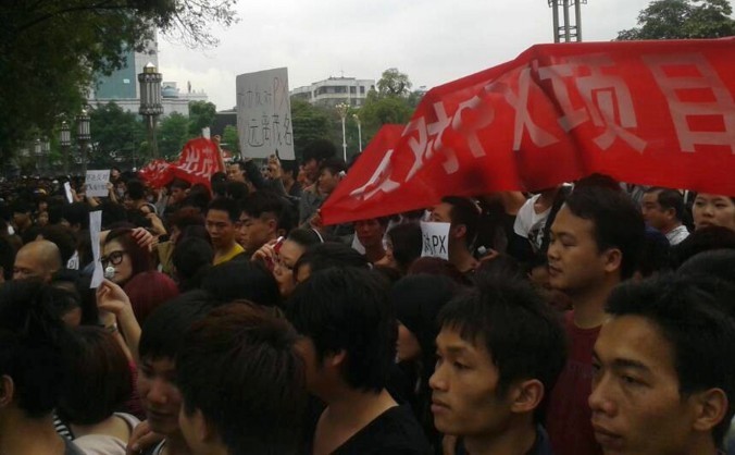 Protestatarii demonstrează împotriva unei fabrici producătoare de paraxilen (PX) în faţa sediului guvernului în Maoming, în provincia Guangdong, la 3 aprilie 2014