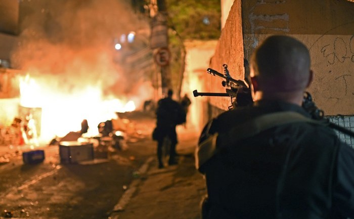 Poliţia braziliană efectuează razii în ghettourile din Rio, 22 aprilie 2014
