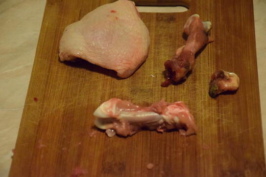 Carne de pui fosforescentă în Bucureşti (Epoch Times)