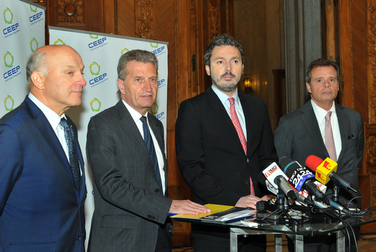 Summit CEEP 29+1, Palatul Parlamentului, 24-25 aprilie 2014. Pawel Olechonowicz, preşedintele boardului director CEEP, Comisarul European pentru Energie, Gunther Oettinger, ministrul Răzvan Nicolescu, Dr. Friedberg Pfluger, (Epoch Times România)