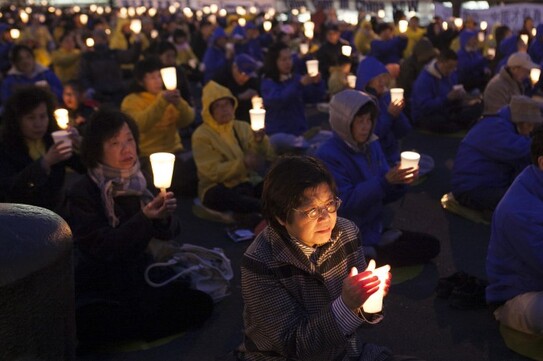 Practicanţi Falun Dafa lângă Consulatul chinez din New York, pe 25 aprilie 2014 (Samira Bouaou / Epoch Times)