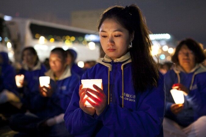 Practicanţi Falun Dafa la un protest paşnic (Samira Bouaou / Epoch Times)