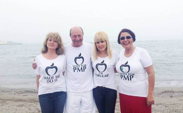 Elena Udrea alături de Traian Băsescu şi familia lui
