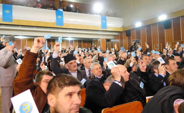 Liderii Adunării Tătarilor din Crimeea votează pentru o "autonomie  etnică şi teritorială" în regiune. Congresul Mejlisului, Bakhchisarai,  29 martie 2014.