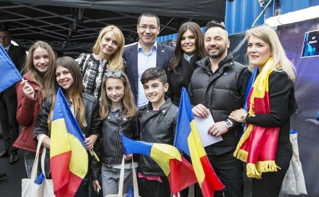 Premierul Victor Ponta alaturi de echipa Romaniei, la finala Eurovision din Copenhaga (facebook.com)