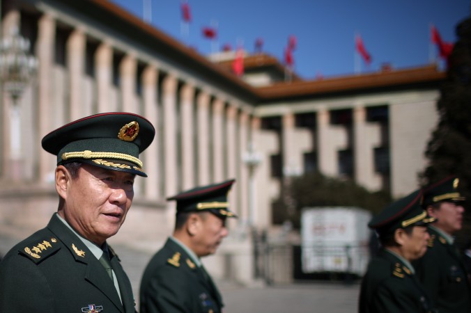 General Liu Yuan (stânga), comisar politic al Direcţiei Generale de Logistică militară a Chinei, părăseşte Sala Mare a Poporului de la Beijing, la 4 martie. Regimul chinez are mai multe instrumente de înşelăciune pentru a avansa obiectivele sale militare.