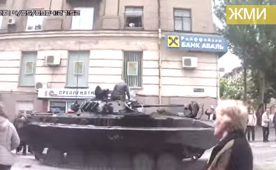 Tanc pe stradă în Mariupol (Captură Youtube)