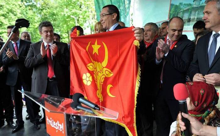 Ponta la Chişinău, cu steagul Partidului Comuniştilor