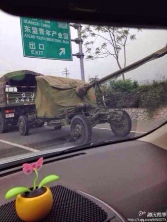 Armata chineză mobilizează artilerie la graniţa cu Vietnam, 17 mai 2014.