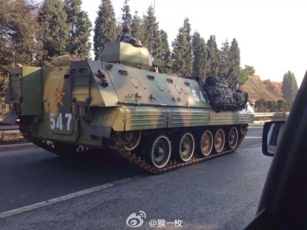 Un autovehicul blindat de atac ”Bradley” se deplasează spre graniţa cu Vietnam. China. 17 mai 2014.