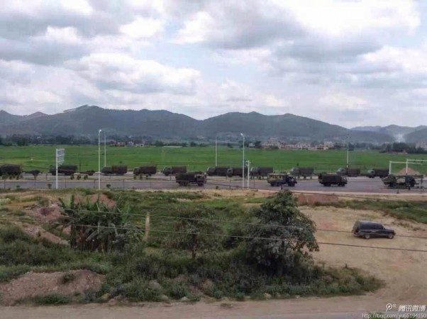 Camioane militare ale armatei chineze în apropierea graniţei cu Vietnam, 17 mai 2014.