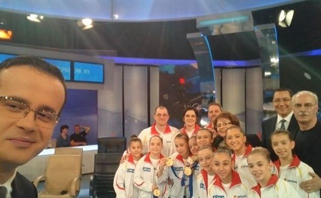 Premierul Victor Ponta alături de lotul feminin de gimnastică (Facebook.com)
