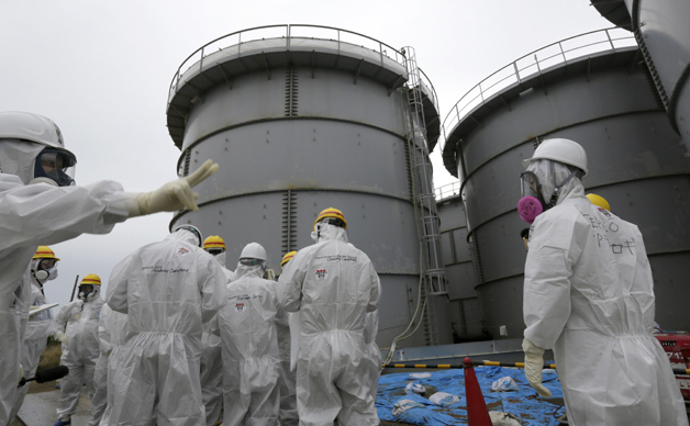 Rezervoarele de stocare a apei radioactive de la Fukushima.