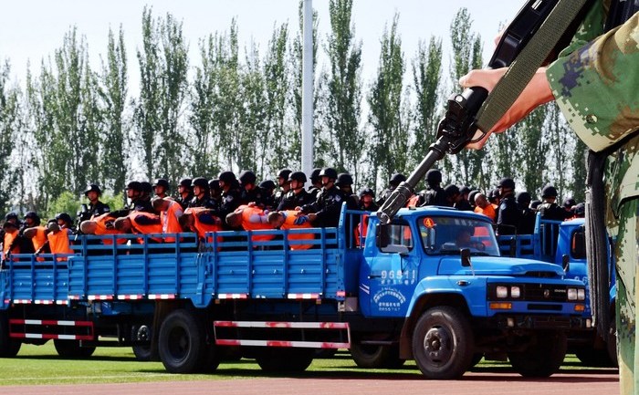 Yili, regiunea Xinjiang. Tribunal pe stadion, 28 mai 2014