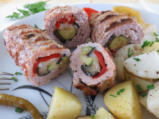 Rulouri de porc la grătar umplute cu legume gratinate (Maria Matyiku / Epoch Times)