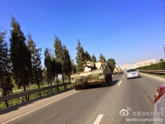 Un tanc al armatei chineze în apropierea graniţei cu Vietnam. (Weibo)