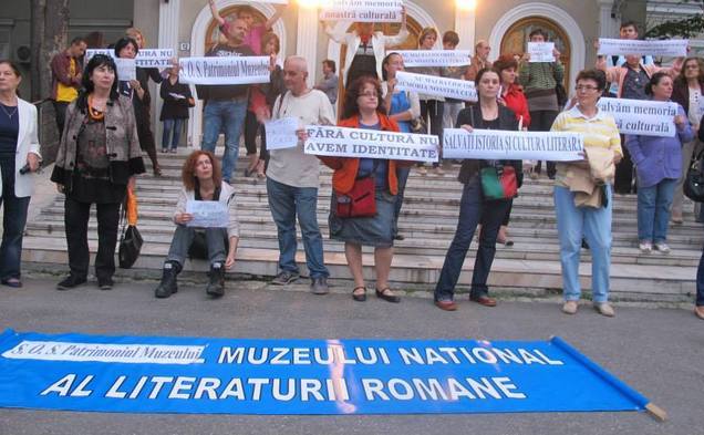Protest pentru salvarea de la evacuare a Muzeului Naţional al Literaturii Române, 4 iunie 2014.
