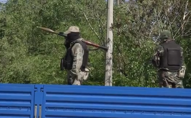 Forţele pro-Rusia din Doneţk cărând un lansator de rachete. Ucraina.