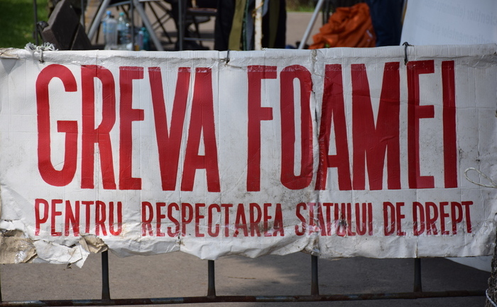 (Arhivă). Banner afişat de evoluţionari care au intrat în greva foamei în semn de protest faţă de atitudinea Guvernului în iulie 2014.