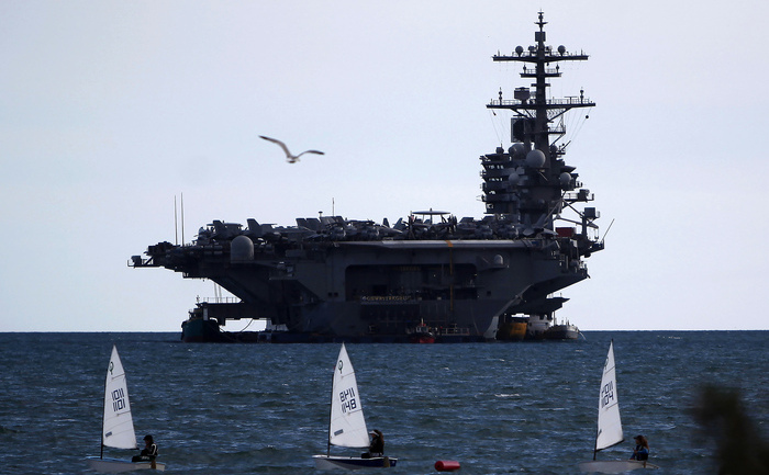 Portavionul USS G W Bush în portul Pireu, 5 martie 2014 (ANGELOS TZORTZINIS/AFP/Getty Images)