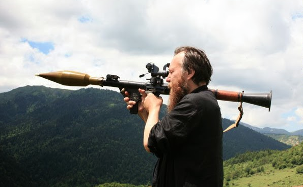 Alexandr Dughin, ideologul Kremlinului, ţine un lansator de rachete. Regiunea georgiană separatistă Osetia de Sud.