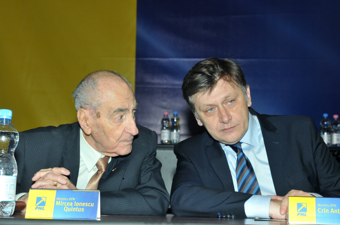 Congres Extraordinar al Partidului Naţional Liberal, 27 iunie 2014,  Palatul Parlamentului. În imagine, Mircea Ionescu Quintus şi Crin  Antonescu (Epoch Times România)