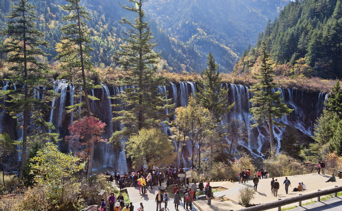 Cascadele Nuorilang din Valea Jiuzhaigou, Sichuan, China. (wikipedia.org)
