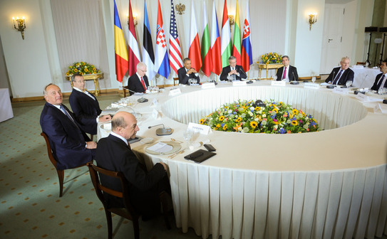 Preşedintele american  Barack Obama a avut în capitala  poloneză întrevederi cu lideri de stat din Europa  Centrală şi de Est,  inclusiv cu noul lider ucrainean pro-occidental  Petro Poroşenko. (presidency.ro)
