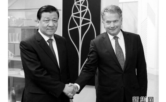 Liu Yunshan (stânga), şeful propagandei şi ideologiei în China, dă mâna stângaci cu presedintele finlandez Sauli Niinistö pe 15 iunie, în ultima zi a vizitei lui Liu în ţară. (Captură de ecran / Xinhuanet.com)