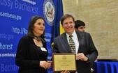 Ondine Gherguţ, primind premiul pentru curaj de la însărcinatul cu afaceri al SUA la Bucureşti, 11 aprilie 2014 (Ambasada SUA)
