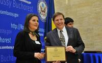 Ondine Gherguţ, primind premiul pentru curaj de la însărcinatul cu afaceri al SUA la Bucureşti, 11 aprilie 2014 (Ambasada SUA)