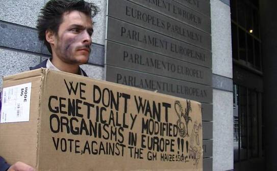 Mircea Varga, românul care protestează la Bruxelles. (Irvin Hokuto Mujcic)