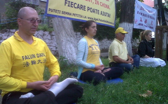 Comemorarea practicanţilor Falun Gong, persecutaţi până la moarte de Partidul Comunist Chinez, în faţa Ambasadei chineze de la Chişinău (Epoch Times)