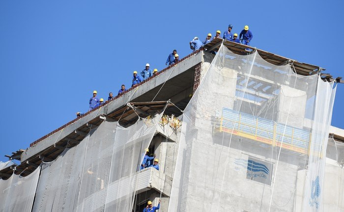 Muncitori brazilieni opresc munca pentru a urmări meciul Brazilia-Columbia, 3 iulie 2014.