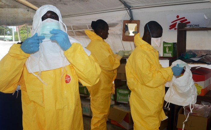 Personal al organizaţiei Medici Fără Frontiere, în Conakry, încercând să conţină epidemia de Ebola. 28 iunie 2014 (CELLOU BINANI/AFP/Getty Images)