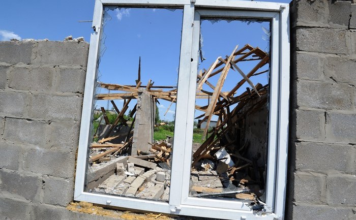 Case distruse de bombardamentele aviaţiei ucrainene, lângă Lugansk, 12 iulie 2014