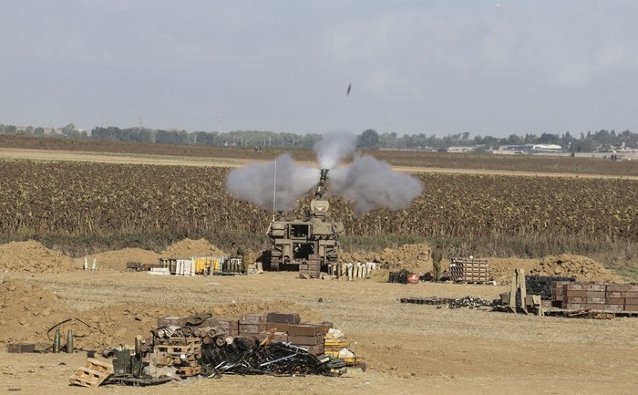Foc de artilerie din partea armatei Israeliene lângă Fâşia Gaza, 25 iulie 2014 (Ilia Yefimovich/Getty Images)