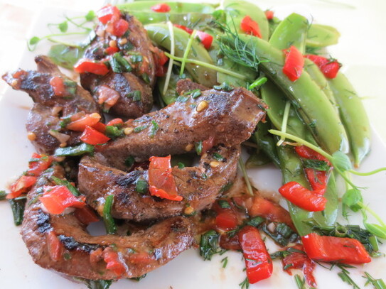 Ficat de viţel cu usturoi verde şi roşii (Maria Matyiku / Epoch Times)