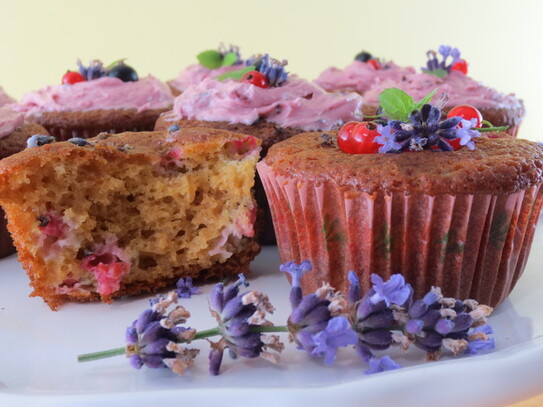 Mini-brioşe cu lavandă şi coacăze roşii (Maria Matyiku / Epoch Times)