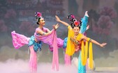Dansatorii companiei Shen Yun Performing Arts în timpul unui spectacol (2013 SHEN YUN PERFORMING ARTS)