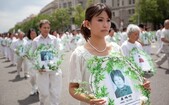 Practicanţi Falun Gong într-un marş prin Washington DC, comemorându-şi morţii ucişi de persecuţia Partidului Comunist din China. 18 iulie 2011. (Epoch Times)