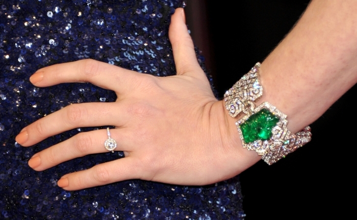 Brăţară / ceas secret Cartier montat în platină cu diamante şi cu un smarald sculptat de 30.75 carate, în valoare de 1,025,000 de dolari. Brăţara a fost puratată de Amy Adams la Oscar 2011