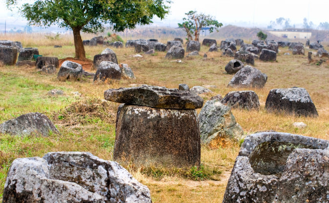 Borcane megalitice în câmpia Xieng Khouang din Laos.