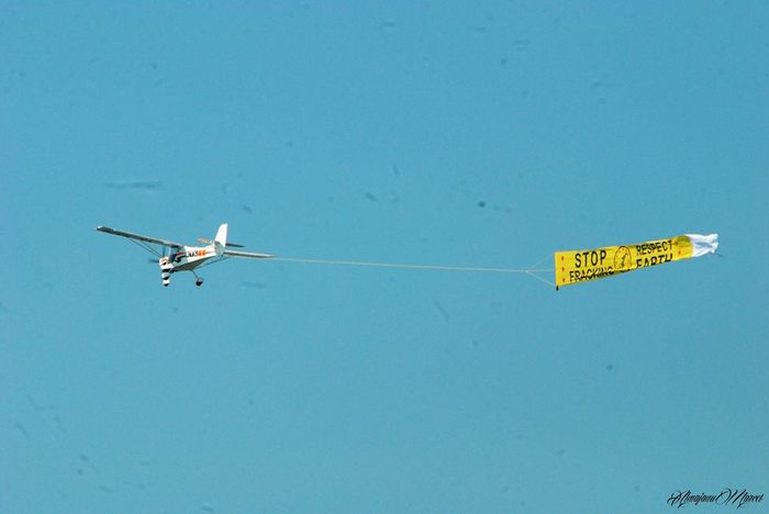 Banner anti-fracturare, purtat de un avion deasupra litoralului românesc, 10 august 2014.
