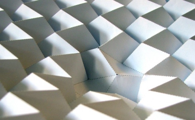 Modelul de origami Miura-ori cu modificare prin apăsare