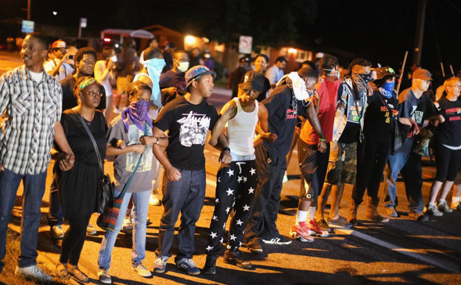 Adolescenţii protestează faţă de împuşcarea lui Michael Brown la 13 august 2014 în Ferguson, Missouri