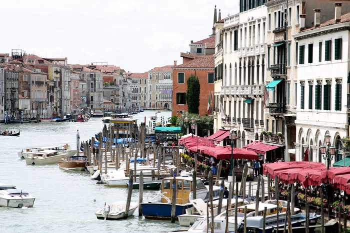Veneţia: străzi de-a lungul la Gran Canal.