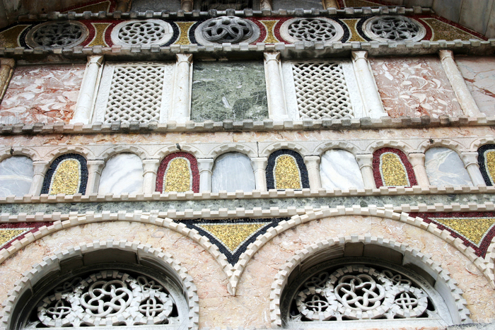 Exteriorul Bazilicii San Marco decorat cu mozaicuri.